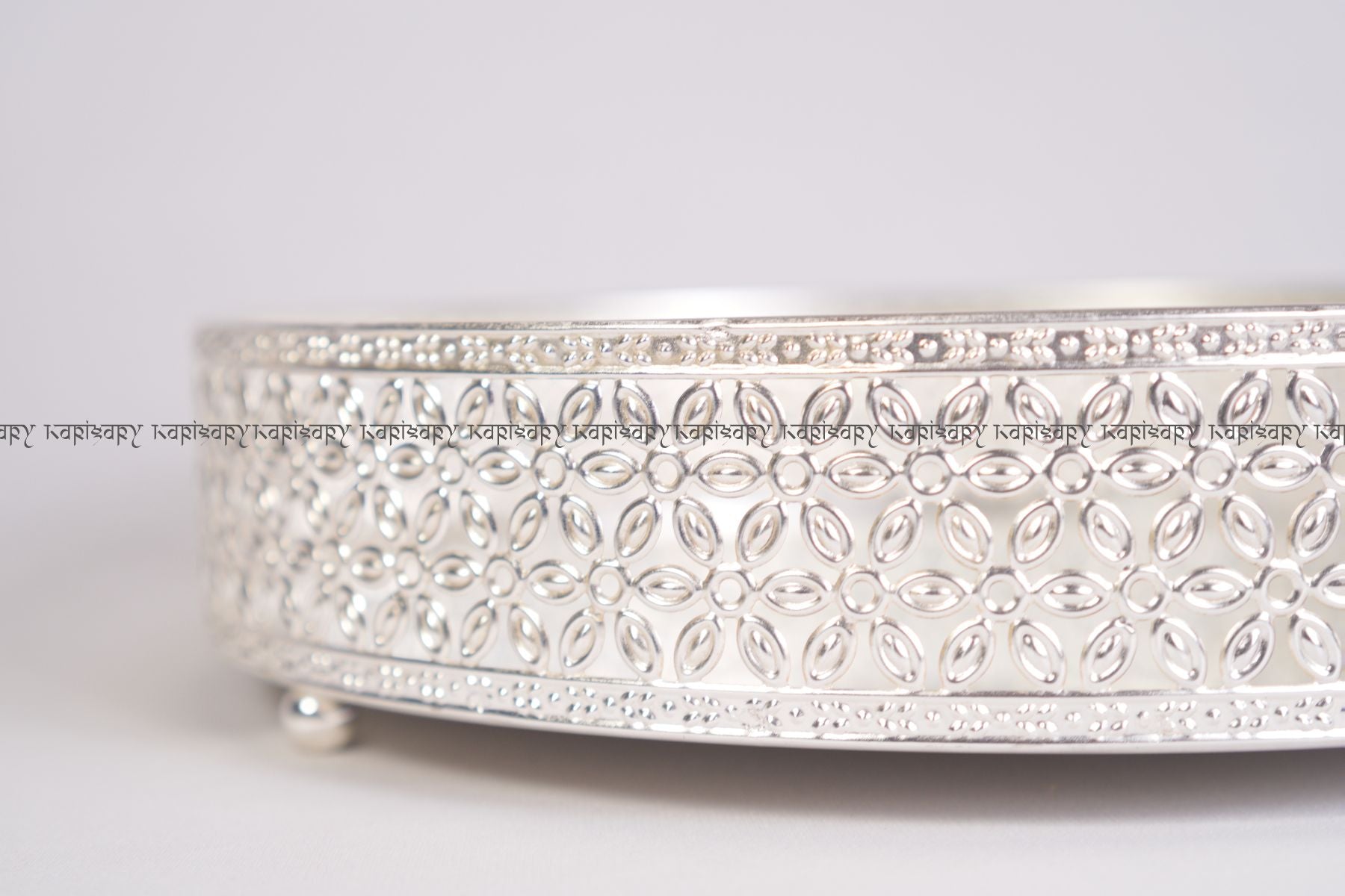 ROUND HAMPER/ACCENT TRAY WITH MIRROR & FLOWER BORDER FOR GIFTING, TROUSSEAU PACKING, DECOR (25cm diameter)