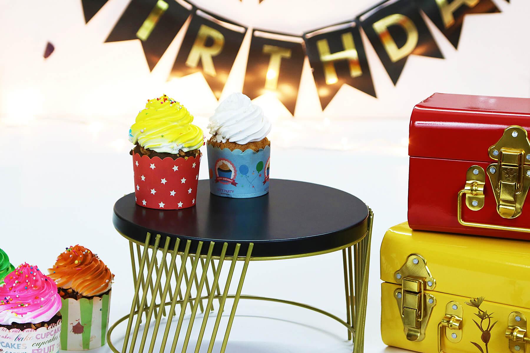 BLACK AND GOLD CAKE STAND