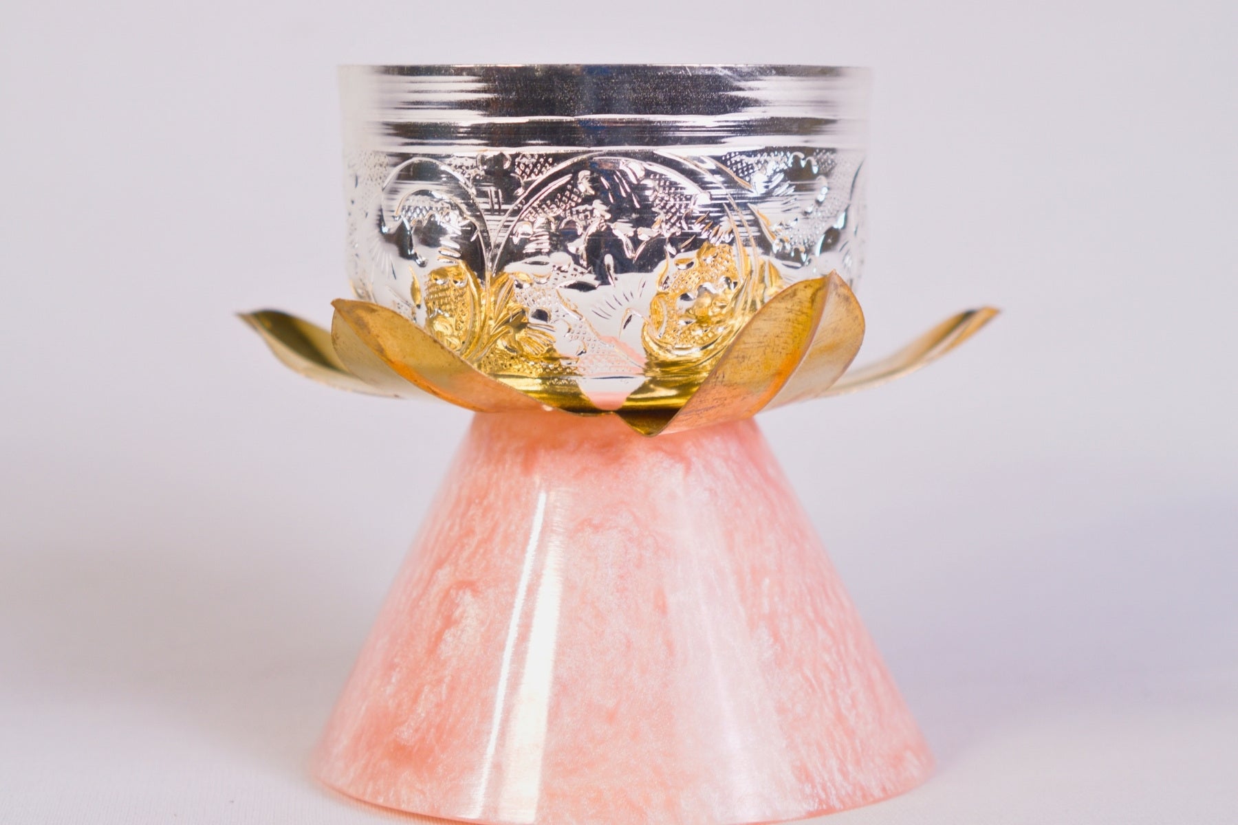 GOLDEN PETAL LOTUS CANDLE HOLDER FOR TABLE DÉCOR & GIFTING